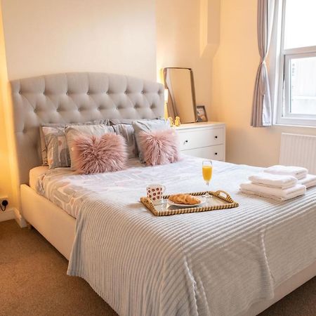 4 Bedroom Flat With High Speed Wi-Fi In North Acton, Ealing, West London Kültér fotó