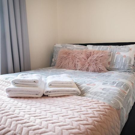 4 Bedroom Flat With High Speed Wi-Fi In North Acton, Ealing, West London Kültér fotó