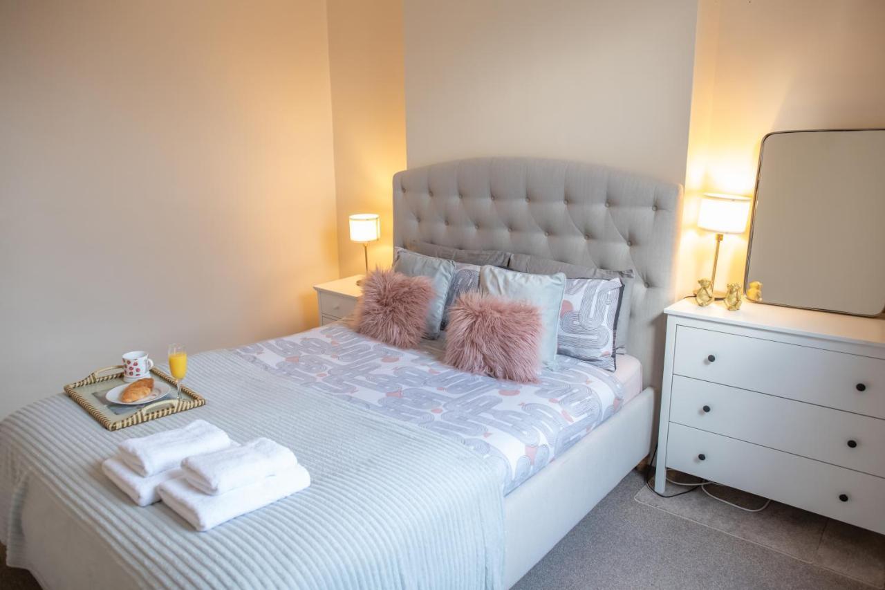 4 Bedroom Flat With High Speed Wi-Fi In North Acton, Ealing, West London Kültér fotó