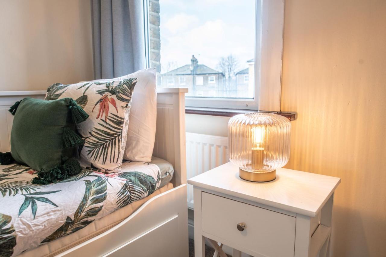 4 Bedroom Flat With High Speed Wi-Fi In North Acton, Ealing, West London Kültér fotó