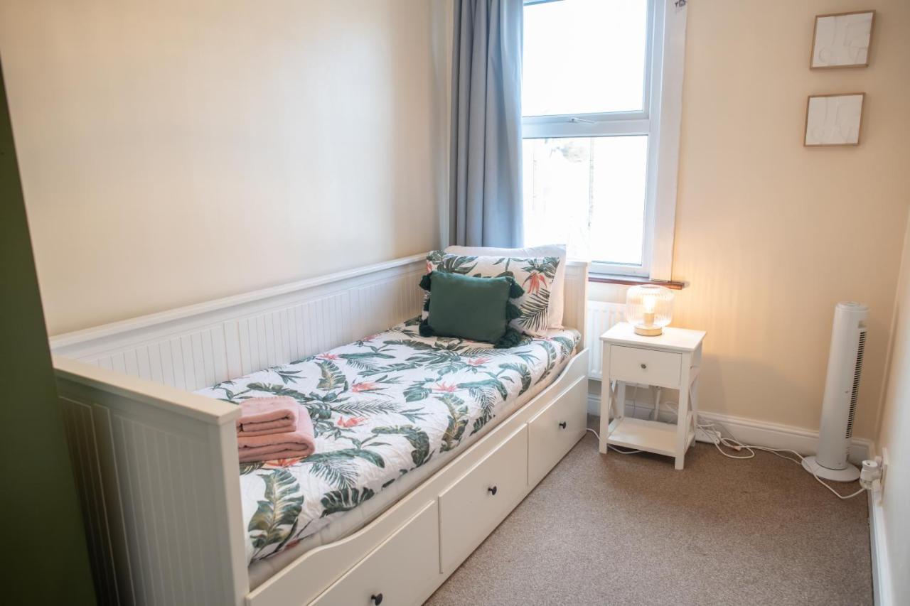 4 Bedroom Flat With High Speed Wi-Fi In North Acton, Ealing, West London Kültér fotó