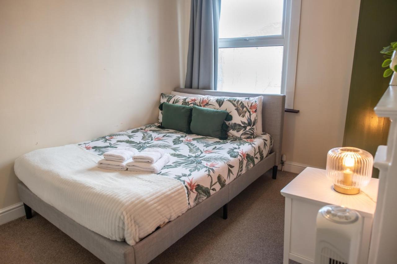 4 Bedroom Flat With High Speed Wi-Fi In North Acton, Ealing, West London Kültér fotó