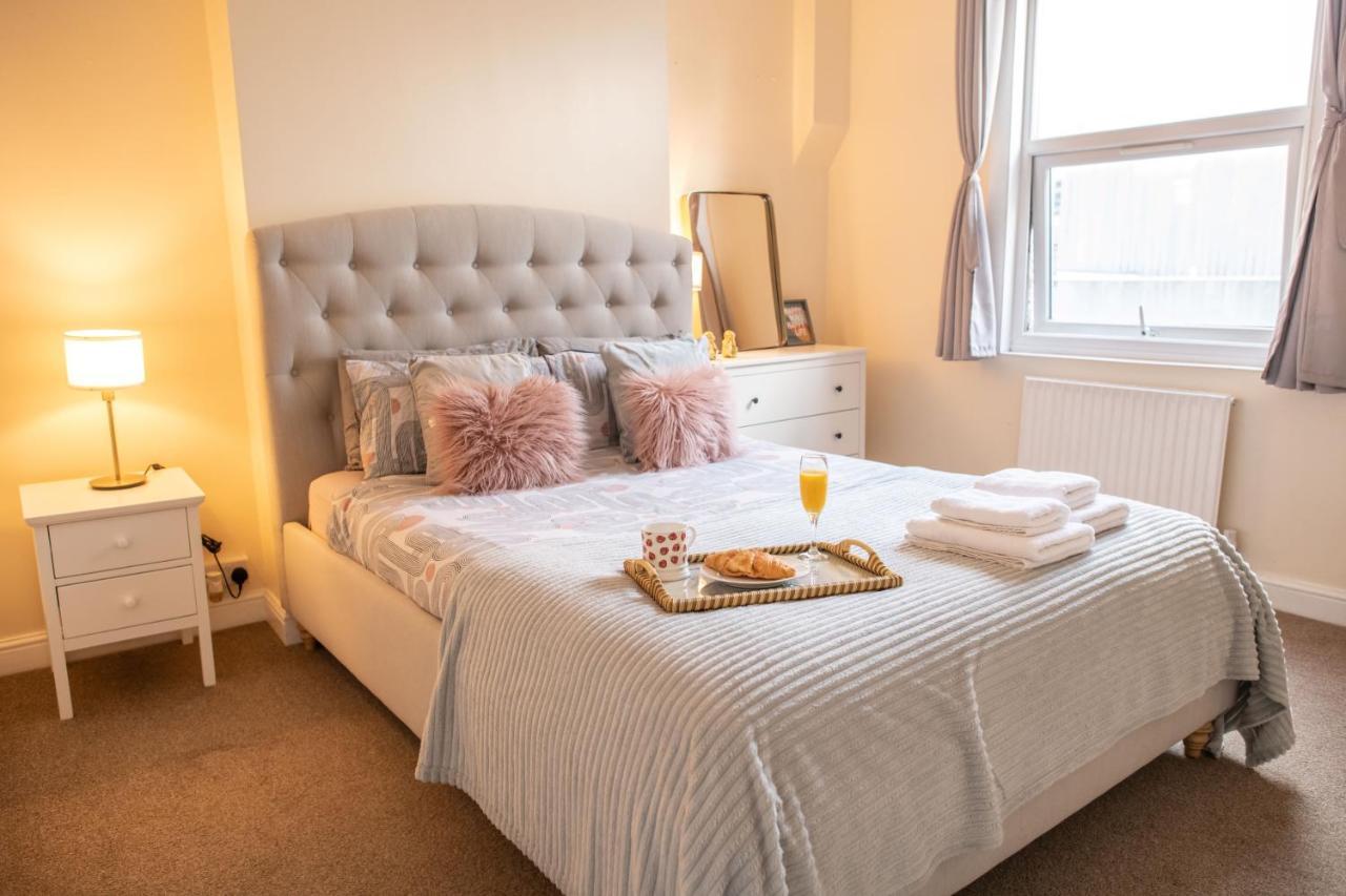 4 Bedroom Flat With High Speed Wi-Fi In North Acton, Ealing, West London Kültér fotó