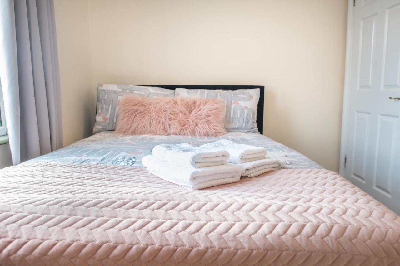 4 Bedroom Flat With High Speed Wi-Fi In North Acton, Ealing, West London Kültér fotó