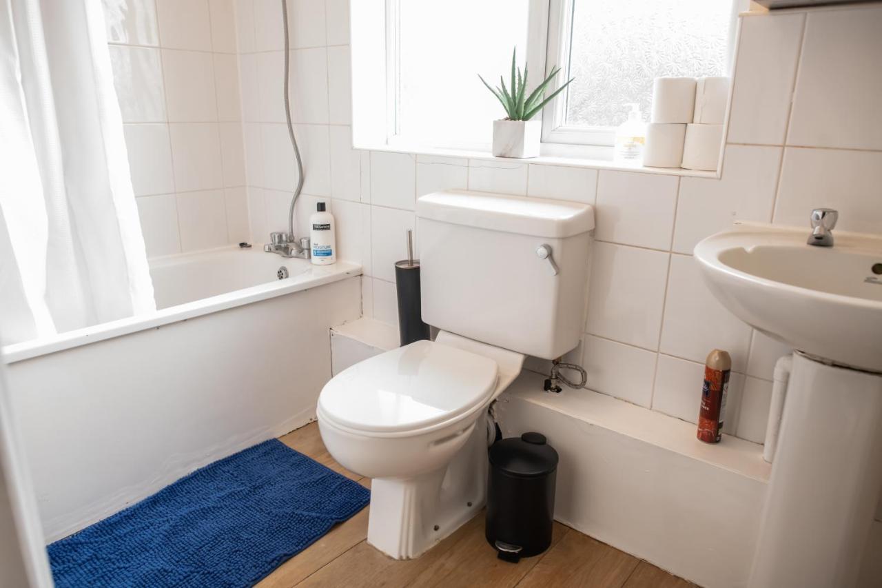 4 Bedroom Flat With High Speed Wi-Fi In North Acton, Ealing, West London Kültér fotó