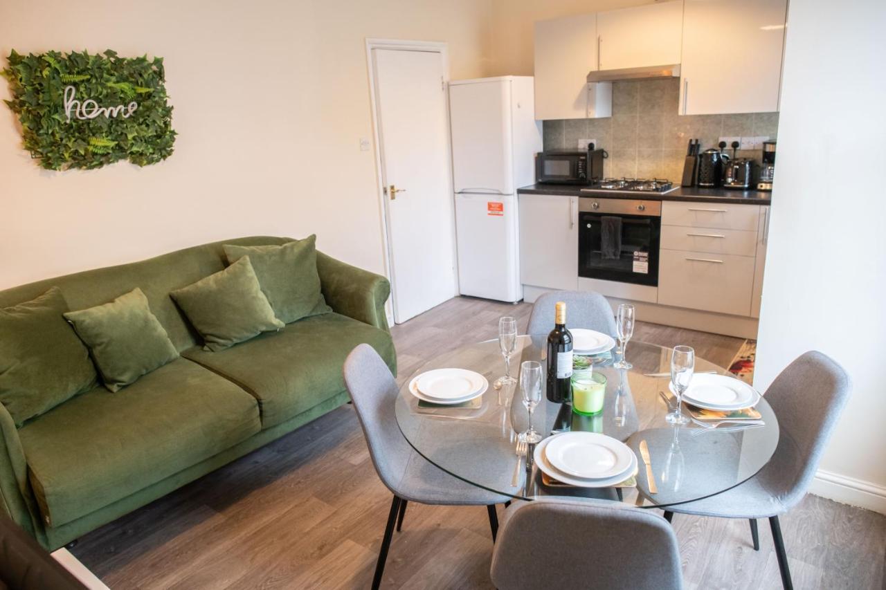 4 Bedroom Flat With High Speed Wi-Fi In North Acton, Ealing, West London Kültér fotó