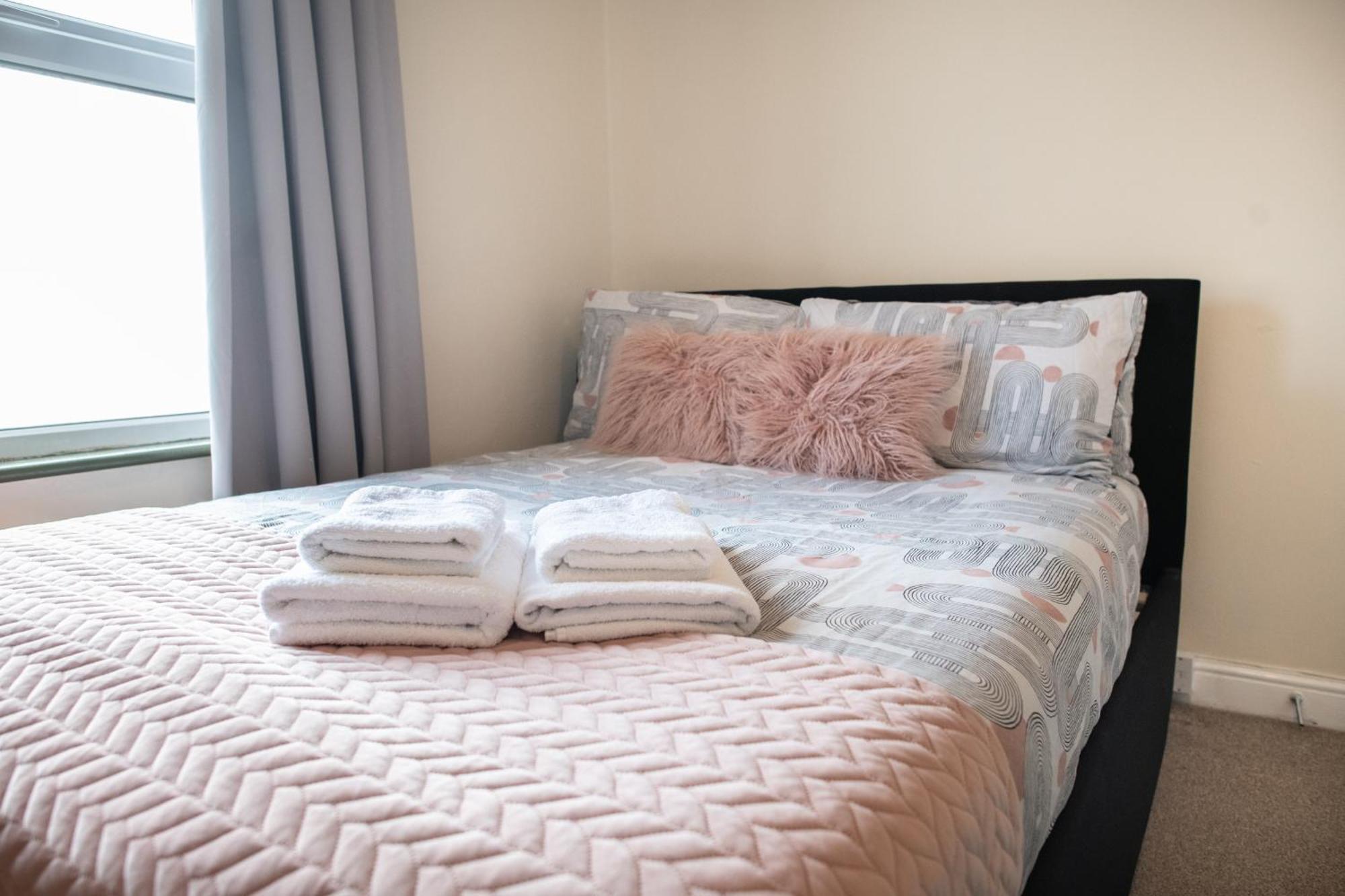 4 Bedroom Flat With High Speed Wi-Fi In North Acton, Ealing, West London Kültér fotó