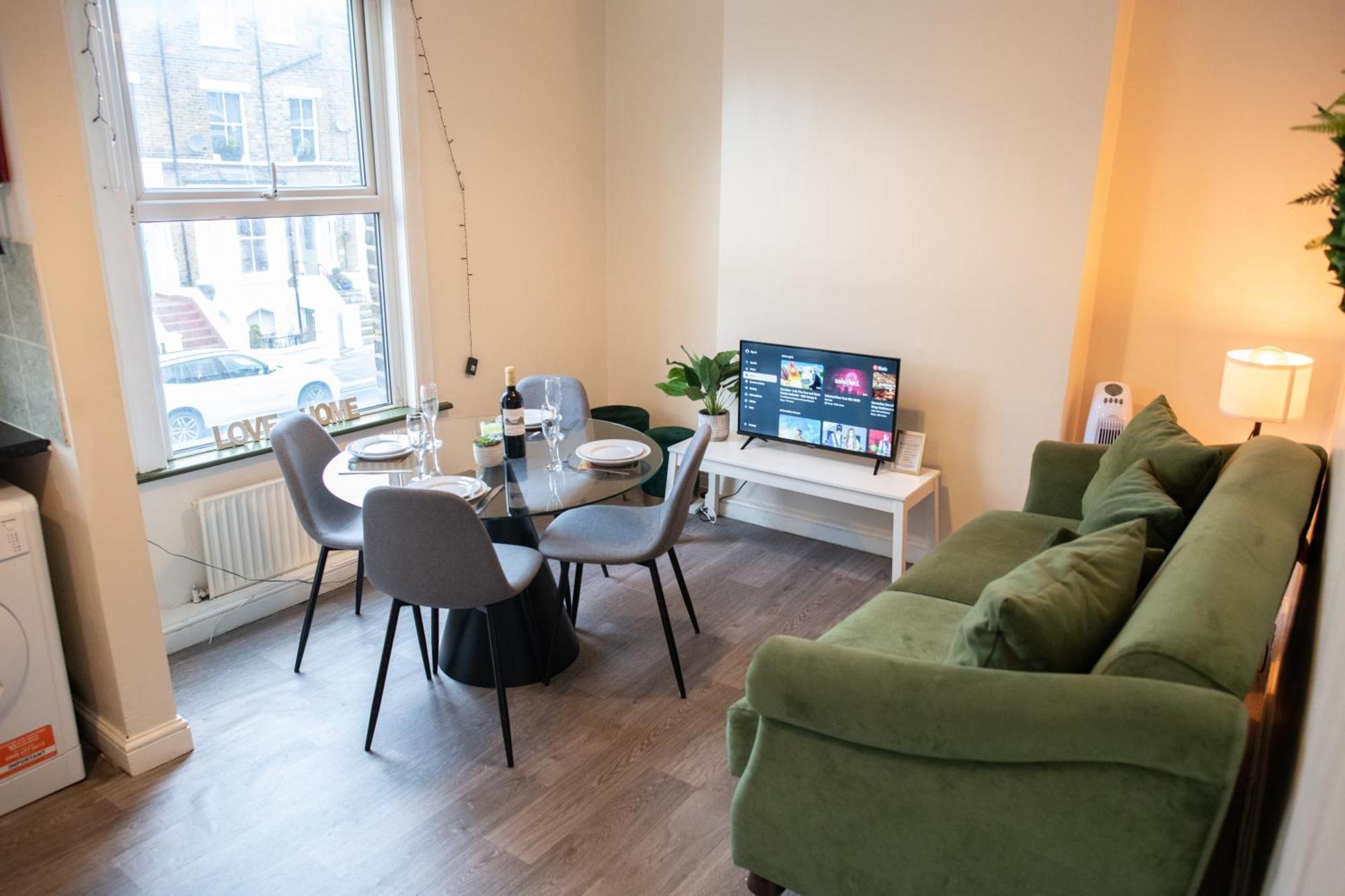 4 Bedroom Flat With High Speed Wi-Fi In North Acton, Ealing, West London Kültér fotó
