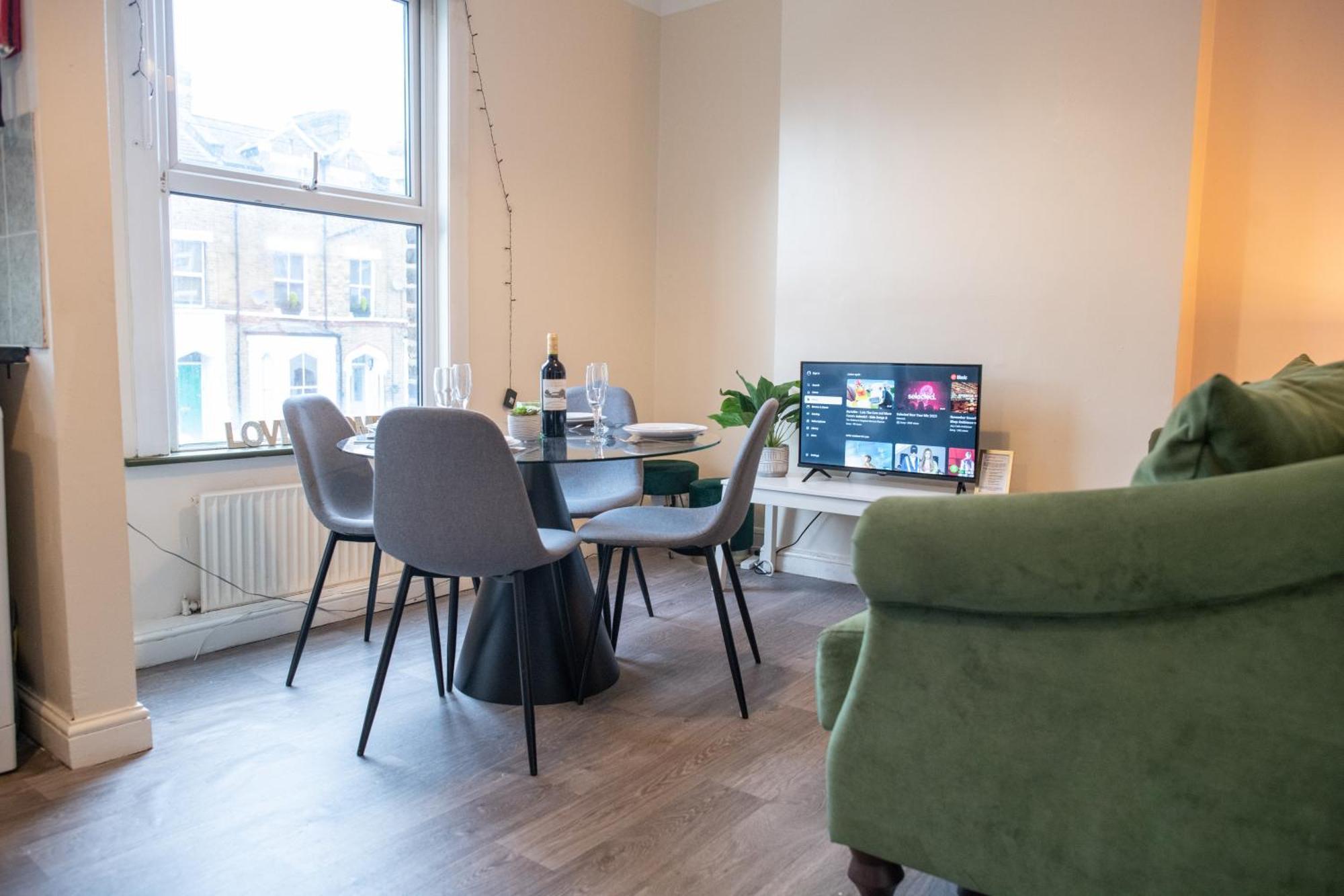 4 Bedroom Flat With High Speed Wi-Fi In North Acton, Ealing, West London Kültér fotó