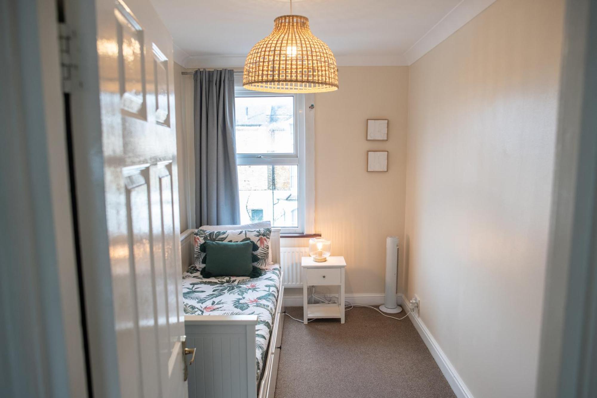 4 Bedroom Flat With High Speed Wi-Fi In North Acton, Ealing, West London Kültér fotó